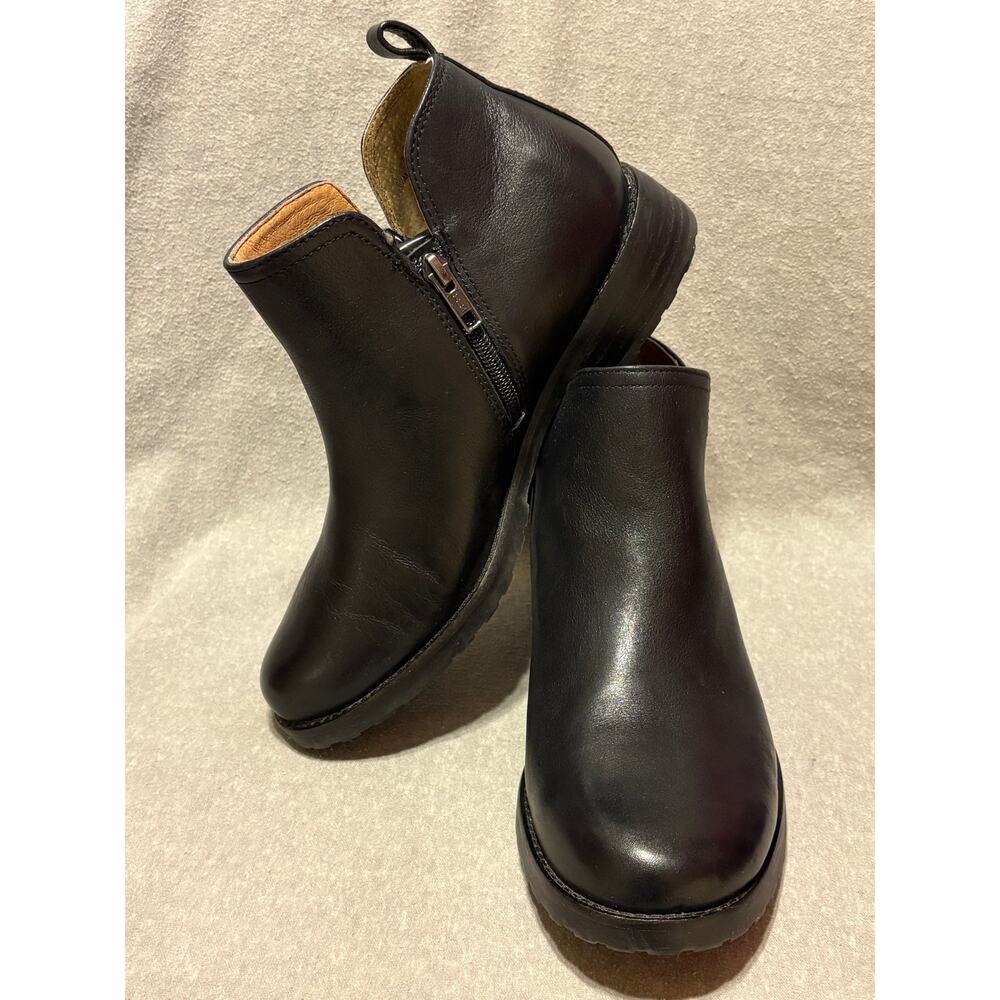 Sofft Women’s Size 8.5 Black Leather Side Zip Booties EUC Low Heel
